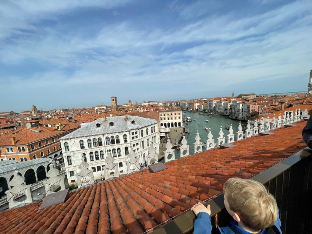Plany podróży dla rodzin – chłopiec podziwia panoramę Wenecji